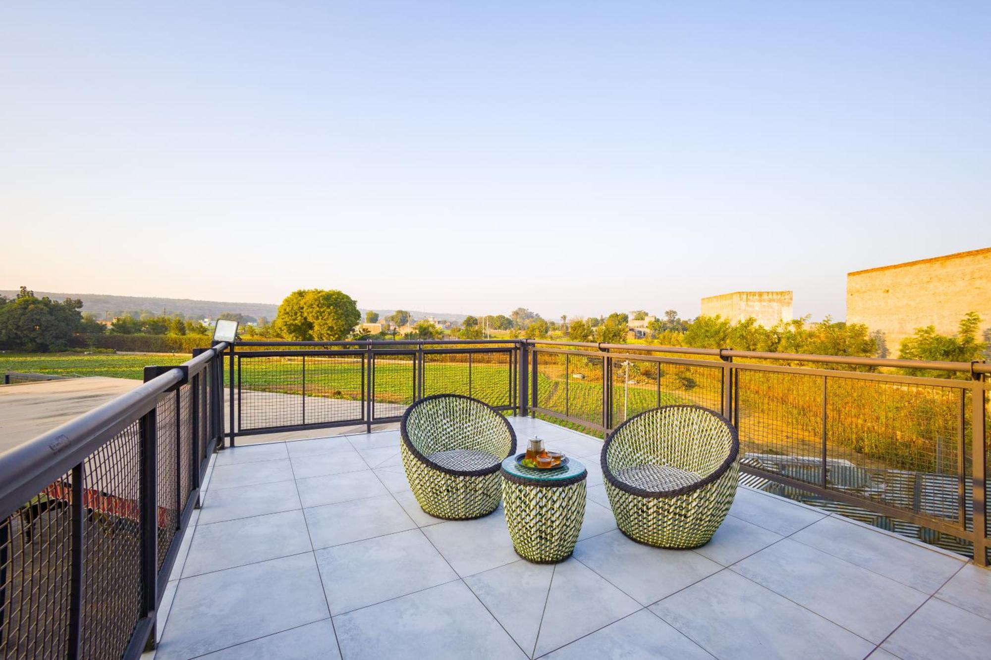 Вілла Elivaas Hidden Oasis 4Bhk With Pool, Mud House & Container House Dhauj Екстер'єр фото
