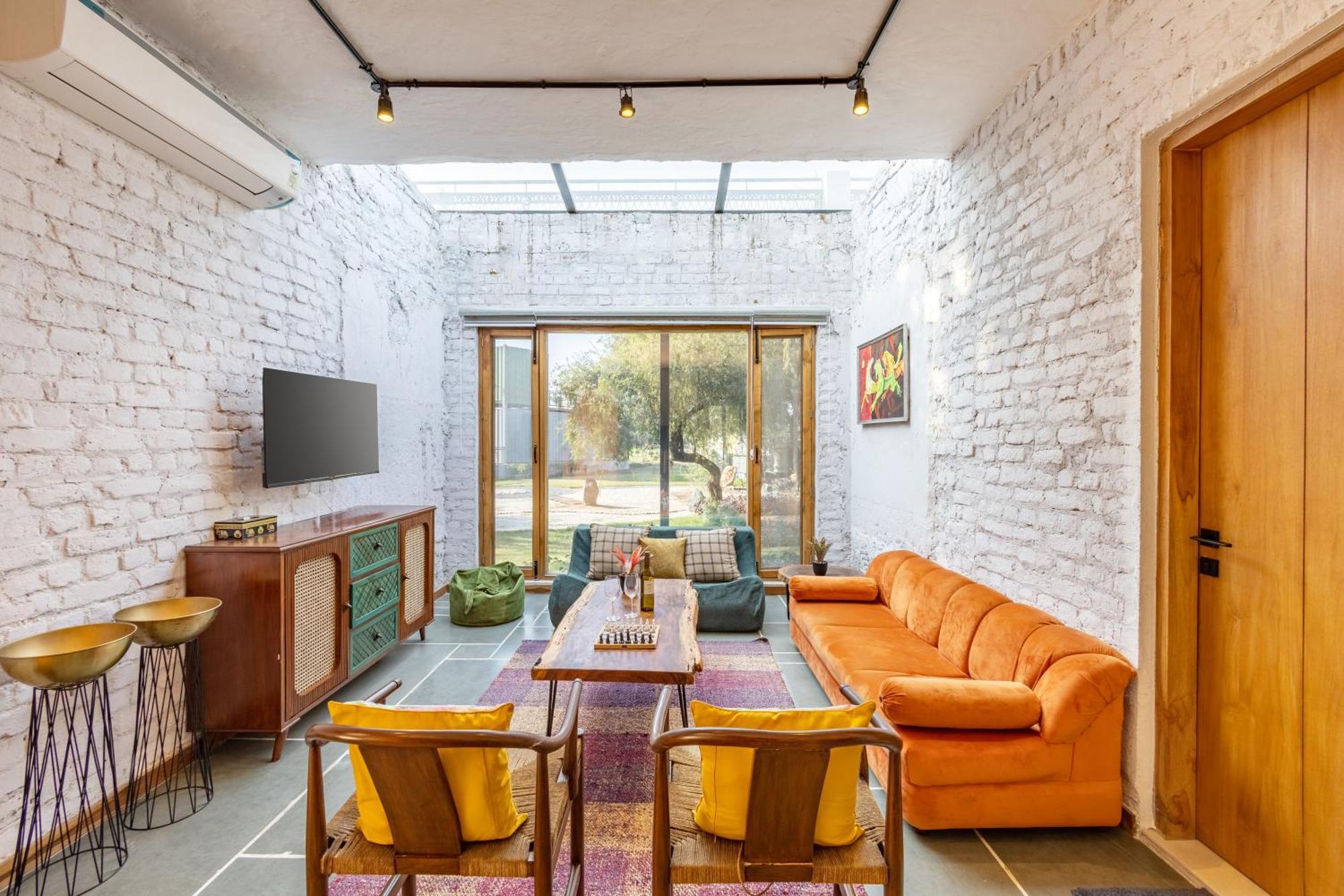 Вілла Elivaas Hidden Oasis 4Bhk With Pool, Mud House & Container House Dhauj Екстер'єр фото